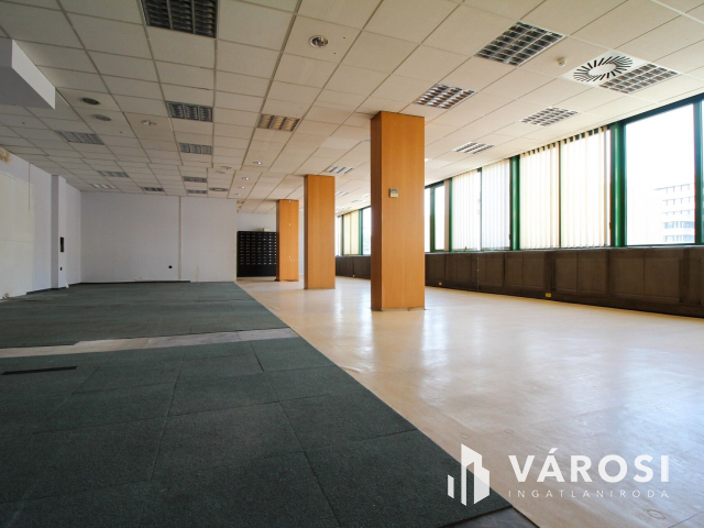 OTP mellett utcai bejárttal rendelkező iroda kiadó!