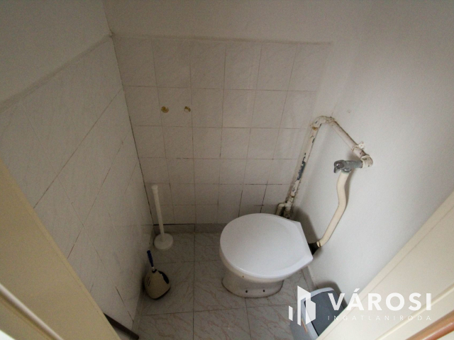 Bejáratott üzlethelyiség Algyőn eladó!