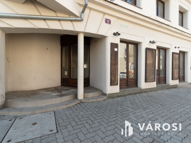 Siófok belvárosában a főtéren 591 nm lakóterű ingatlan eladó