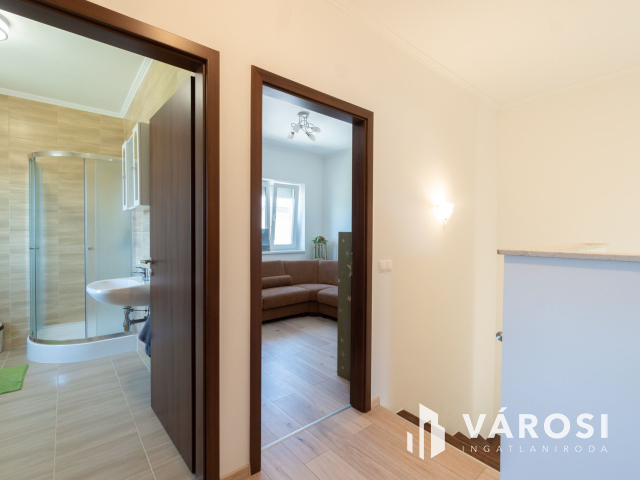 Újszerű, kiváló ikerfél Siófok Sóstón eladó