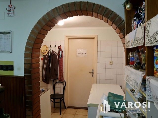 Vendéglátó vagy lakóhelyiség a Vár közelében