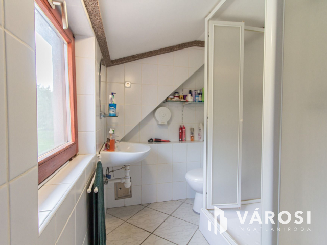 Étterem, egy Termálfürdő bejáratánál