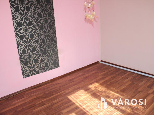 Tégla ház, csendes utcában eladó.