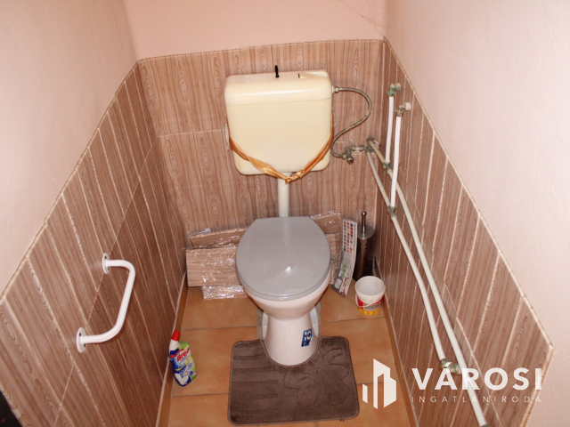 Tégla ház, csendes utcában eladó.