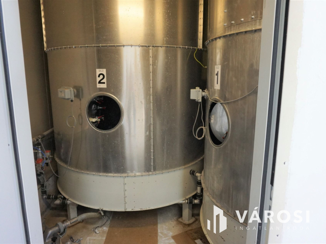 Ausztria határától mindössze 7 km-re korszerű telephely!