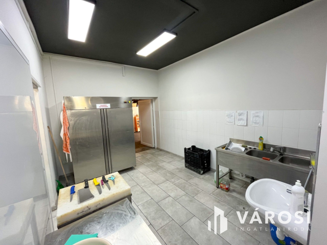 Belvárosban felújított üzlethelyiség kiadó!