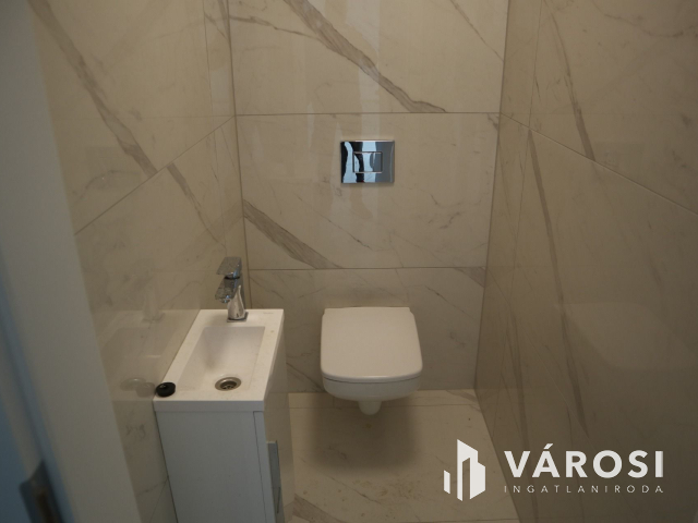 Új építésű, földszinti lakás a belvárosban!