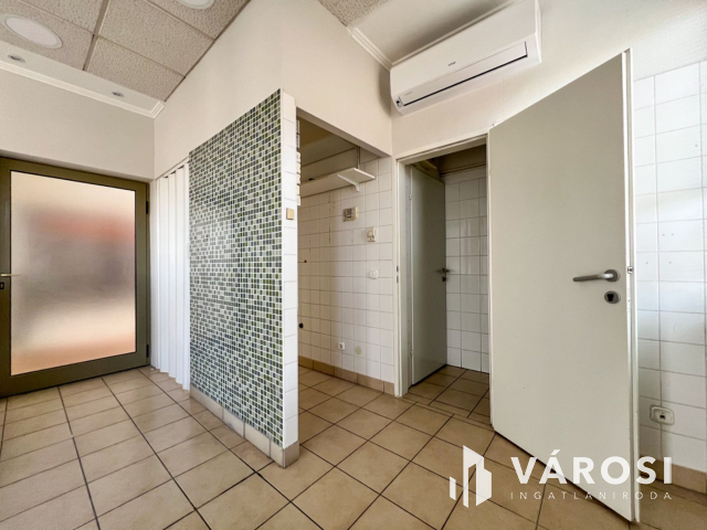 Salgó Center 2. emeletén üzlethelyiség kiadó!
