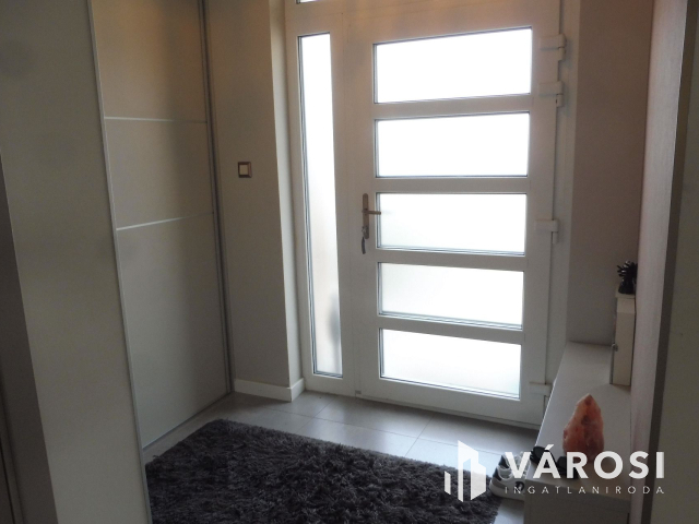 Újszegedi N+4 szobás ház medencével eladó!