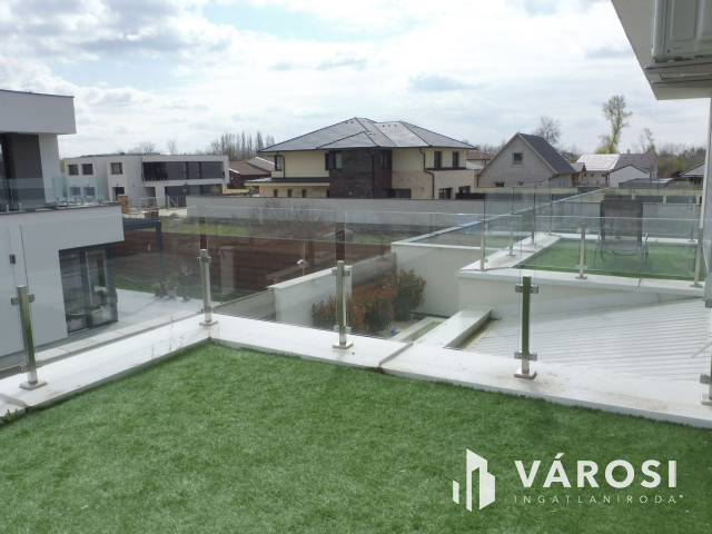 Újszegedi N+4 szobás ház medencével eladó!