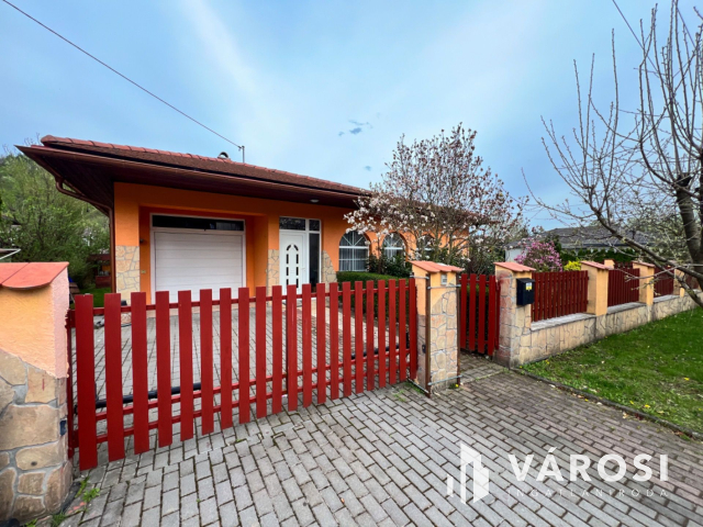 Baglyasalja elején, újszerű családi ház eladó!