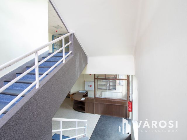 Telephely irodaházzal, 180 m2-es üzlettel és parkolókkal