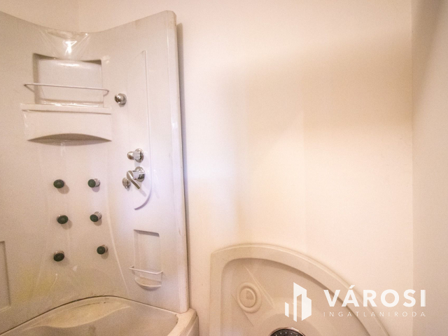 Korszerű épülettel ipari terület eladó!