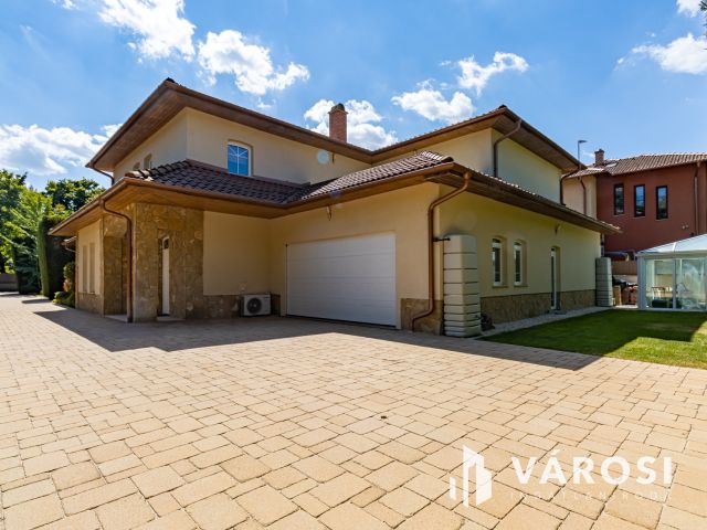 Medencés ház Gödön, 200 méterre a Dunától