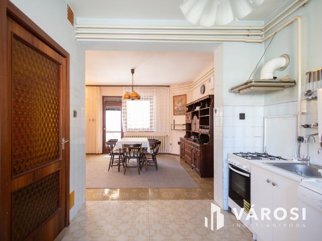 Jó szerkezetű kétgenerációs ház a Fürdőövezetben