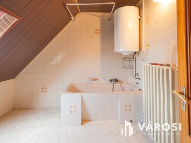 Jó szerkezetű kétgenerációs ház a Fürdőövezetben