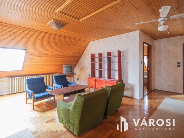 Jó szerkezetű kétgenerációs ház a Fürdőövezetben