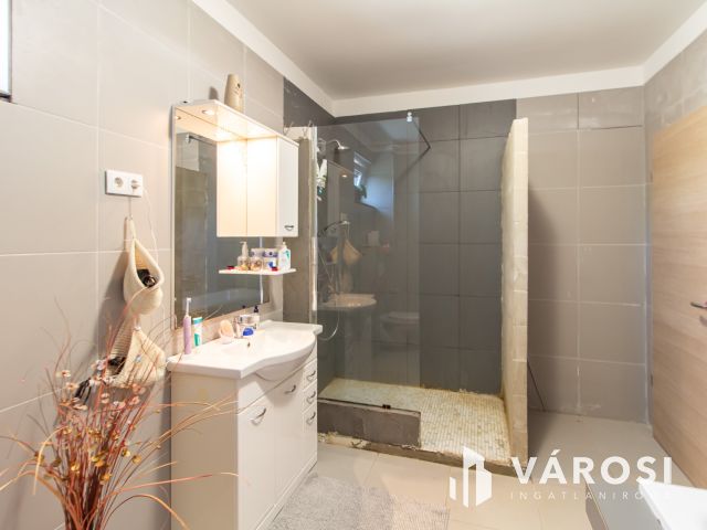 Tágas terek, nagy kerttel, jó helyen