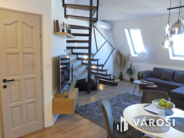 Újszeged legkedveltebb utcájában,minőségi szép lakás eladó.