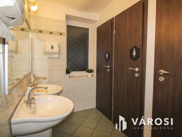 Háromszintes hotel, üzemeltetővel együtt eladó!