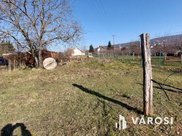 Megosztva 2 ház építésre is alkalmas zártkert Kővágóörsön
