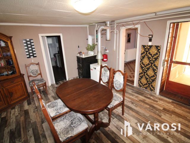 Jó elosztású ház, gazdálkodásra alkalmas telekkel.