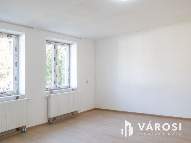 Két generációs 5 szobás családi ház Tápén