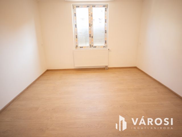 Két generációs 5 szobás családi ház Tápén