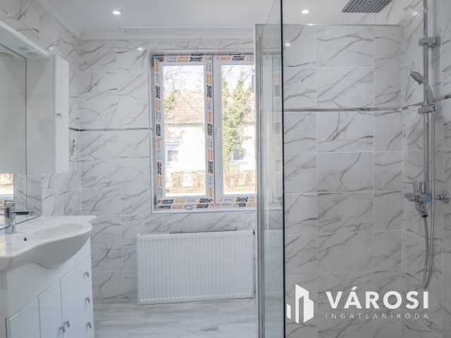 Két generációs 5 szobás családi ház Tápén