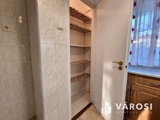 KIADÓ Belvárosi Felújított 1.emeleti, klimatizált lakás