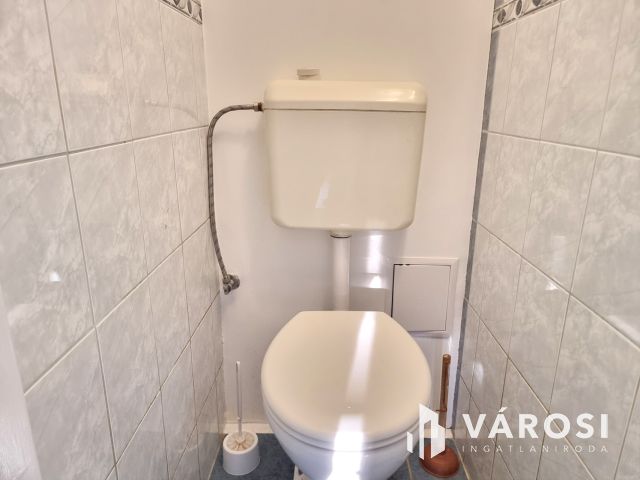 KIADÓ Belvárosi Felújított 1.emeleti, klimatizált lakás