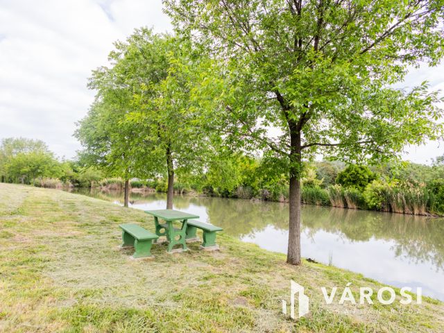 Olyan, mint egy folyóparti nyaraló, de mégis sokkal több..