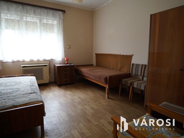 Murakeresztúron családi ház, nagy telekkel!