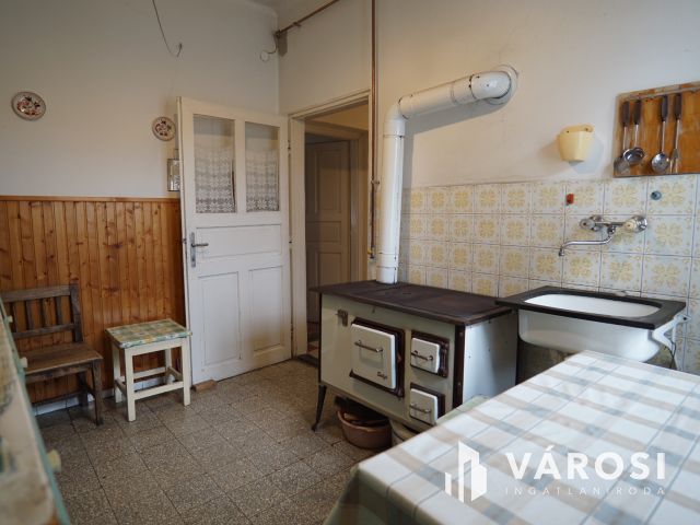 Murakeresztúron családi ház, nagy telekkel!