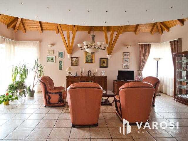 Újszerű családi ház, dupla garázzsal, gyönyörű udvarral