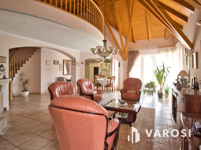 Újszerű családi ház, dupla garázzsal, gyönyörű udvarral