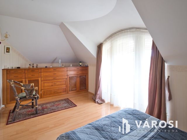 Újszerű családi ház, dupla garázzsal, gyönyörű udvarral