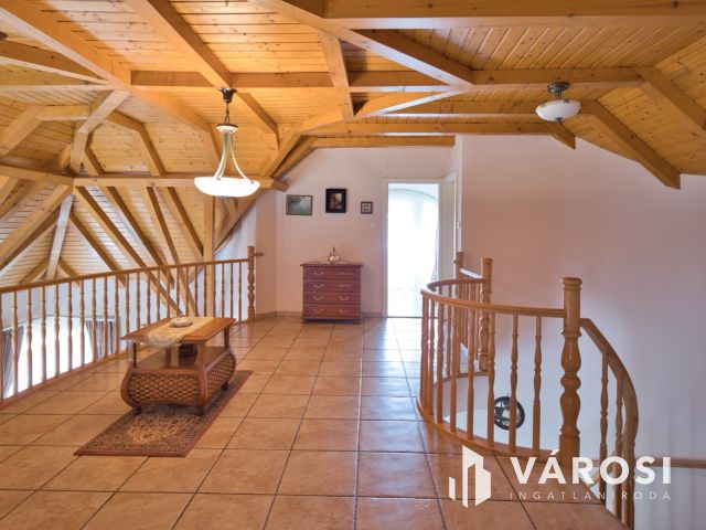 Újszerű családi ház, dupla garázzsal, gyönyörű udvarral