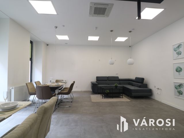 Impozáns üzlethelyiség szeged belvárosában.