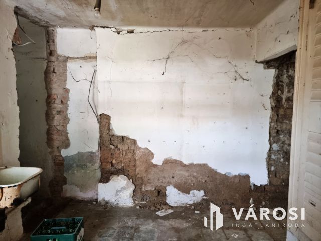 Felújítandó, utcafronti, különálló házrész a belvárosban