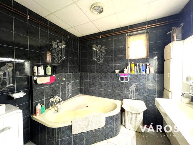 Kétgenereciós családi ház, sok lehetőség, csendes utca