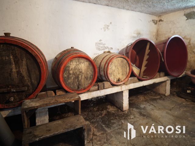 Lakható zárt kert, idilli környezetben