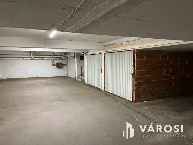 Debrecen belvárosi garázsos tégla lakás eladó