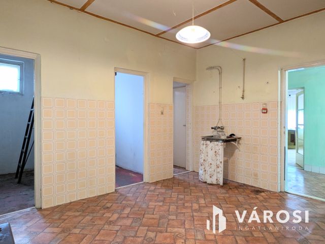 3 szobás nagy konyhás téglaház kisvárosban!