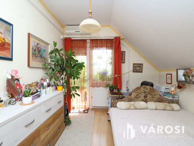 Kétgenerációs téglaház a Jókain.