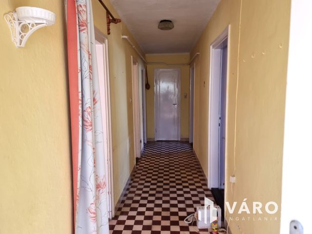 Lakható, korszerűsítést igénylő 98m2-es családi ház