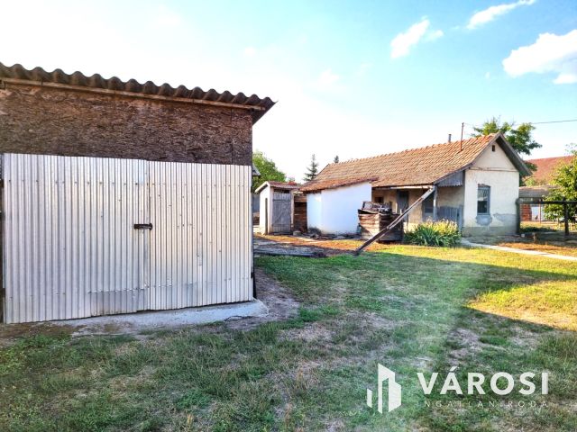 Lakható, korszerűsítést igénylő 98m2-es családi ház