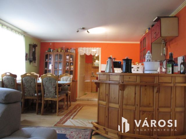 Teljesen felújított családi ház csendes utcában