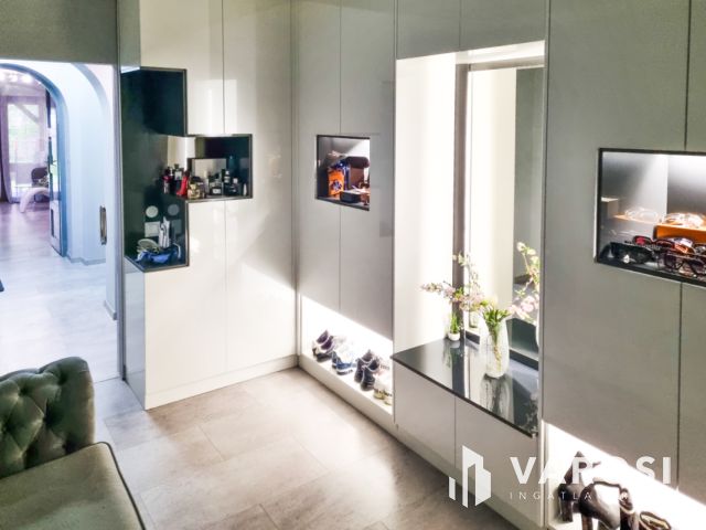 Modern stílusú ikerház, egyedi bútorokkal a belvárosban