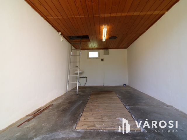 Szerelőaknás, padlásteres garázs Gyulán, a Törökzugban.